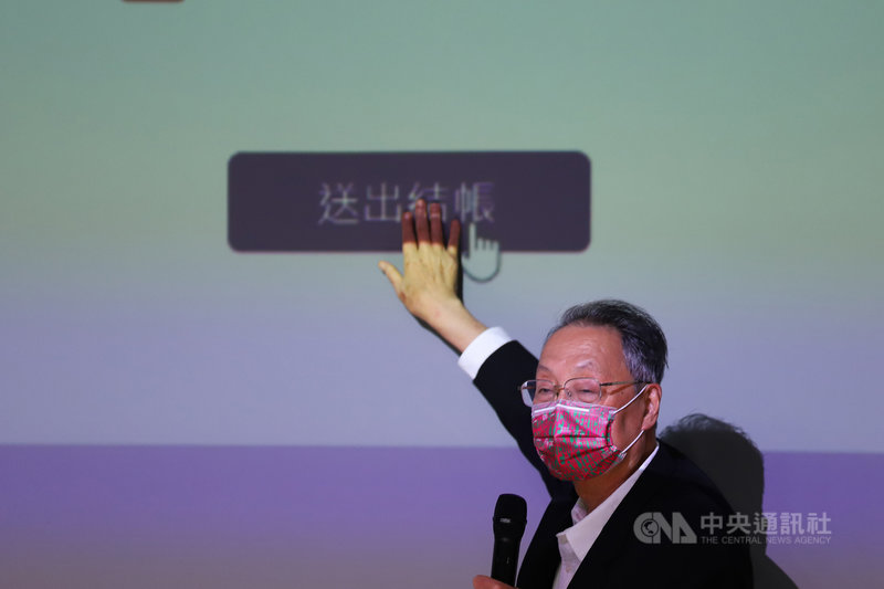 科文双融公司與當代傳奇劇場合作,推出「蕩寇誌之終極英雄」全數位沉浸影像展覽,12月17日起將在台北101展出,科文双融董事長施振榮4日出席啟售記者會,並現場認購票券。中央社實習記者蕭宇軒攝 110年10月4日