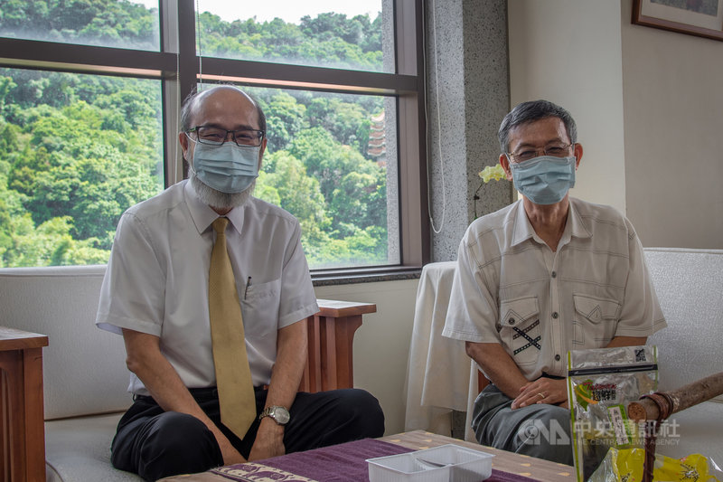 華梵大學「佛教藝術大師講座」首堂課邀台北藝術大學名譽教授林保堯(右)分享「佛教美術的誕生:佛塔與莊嚴」,華梵大學校長林從一(左)全程參與。(華梵提供)中央社記者許秩維傳真 110年10月4日