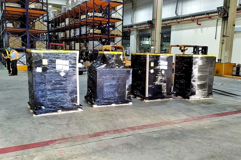 客製化標籤BNT疫苗4日再度到貨約20萬劑,另外9月30日已有54萬劑抵台、10月1日有67萬劑送達。(桃園國際機場記者聯誼會提供)中央社記者吳睿騏桃園機場傳真 110年10月4日