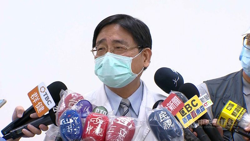 台中市大里仁愛醫院幫40多名洗腎患者施打第2劑AZ疫苗,發生疫苗施打劑量不足,目前遭停權處分;副院長王瑞欽4日下午對外說明,並對患者表達歉意。中央社記者趙麗妍攝 110年10月4日