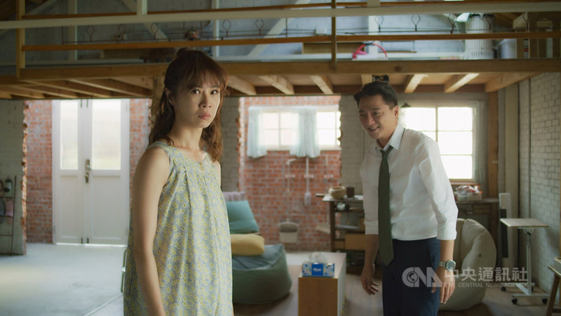 演員謝盈萱(左)和藍葦華(右)在台劇「俗女養成記2」中飾演的「森玲CP」重修舊好,卻在浪漫之吻情節中,被屁聲打斷而感到尷尬。(華視、CATCHPLAY提供)中央社記者葉冠吟傳真 110年10月4日