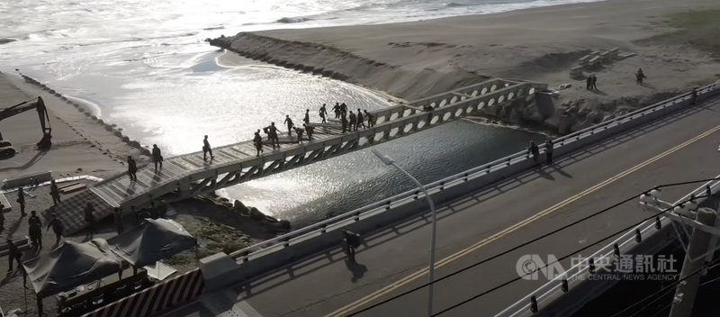 為模擬戰時民間橋梁遭炸毀,陸軍五二工兵群日前首度移師南部地區某出海口河岸,進行MGB中框橋架設。(軍聞社提供)中央社記者游凱翔傳真 110年10月4日