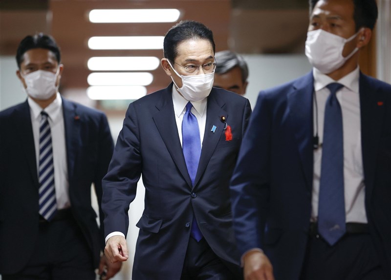 日本自民黨總裁岸田文雄(中)4日被國會指名為第100任首相,但他碰上即將到來的眾議院改選,第100任首相任期註定只有短短約一個月。(共同社)