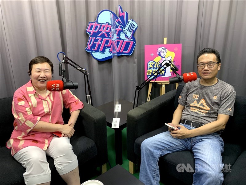 資深廣播人汪蓓(左)接受中央社Podcast節目「空中小客廳」主持人邱祖胤(右)訪問,分享聲音好聽的訣竅。中央社記者張若瑤攝 110年10月4日
