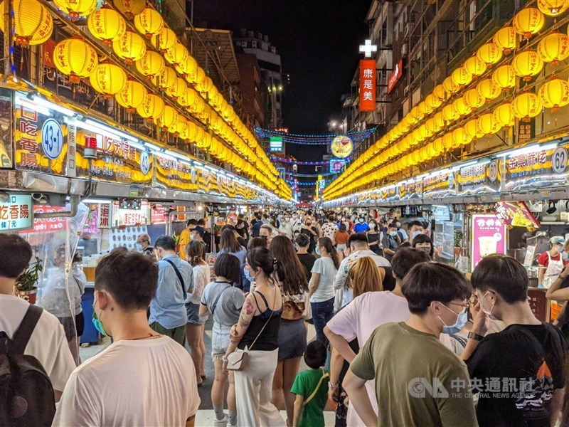 用於夜市等餐飲場所的好食券剩下四萬餘份,經濟部考慮再加碼。圖為基隆廟口夜市。(中央社檔案照片)