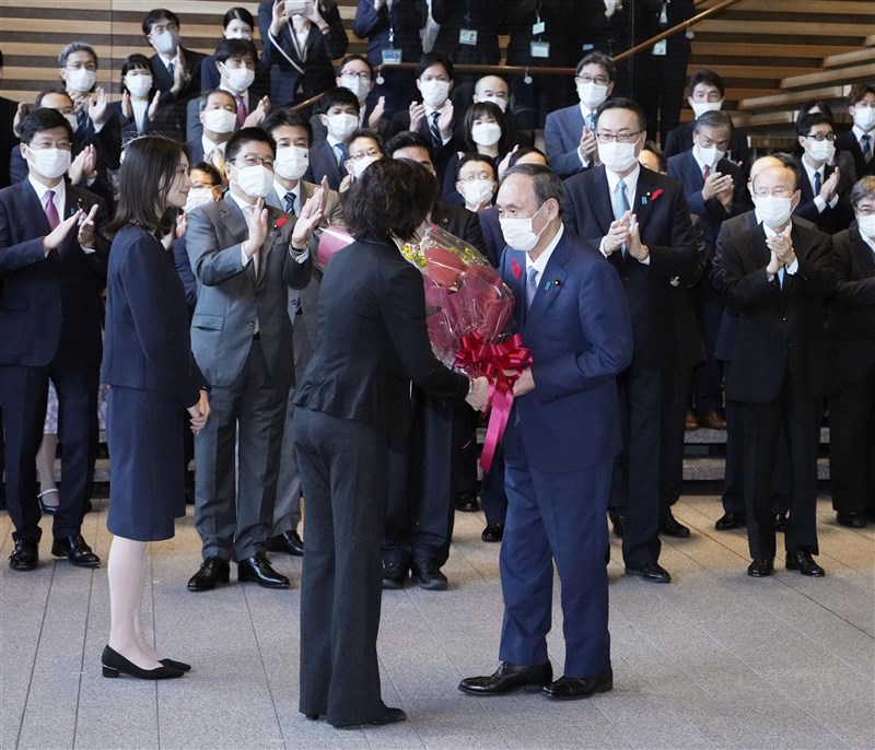 日本前首相菅義偉(前右)4日上午率內閣總辭。(共同社)
