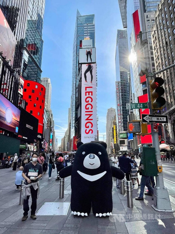 青年組織Keep Taiwan Free美東時間2日請出真人大小台灣黑熊布偶，在紐約時報廣場宣傳台灣加入聯合國理念。（紐約華僑文教服務中心提供）中央社記者尹俊傑紐約傳真  110年10月4日