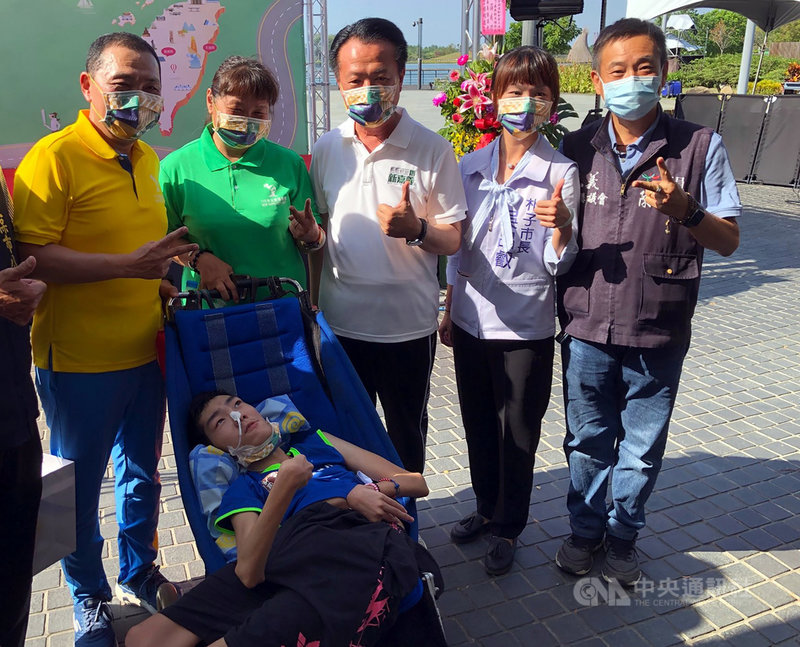 全國運動會16日起在新北市登場，聖火4日抵達嘉義縣，傳遞儀式由火炬手、超級媽媽陳嘉齡（後左2）擔任，她帶著腦麻兒子跑遍全台馬拉松，象徵聖火傳遞堅持不懈精神。她並與新北市長侯友宜（左）、嘉義縣長翁章梁（右3）合影。中央社記者黃國芳攝  110年10月4日