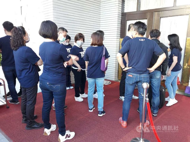 立法院會5日預定對行政院長蘇貞昌施政報告繼續質詢,國民黨立委一早動員,在議場前排隊,並於上午7時議場一開門,再度衝入場內占領官員席、備詢台,準備繼續杯葛議事。中央社記者范正祥攝 110年10月5日