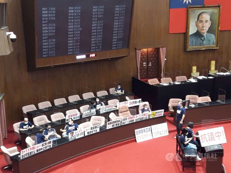 立法院會5日預定對行政院長蘇貞昌施政報告繼續質詢,國民黨立再度衝入立法院場內,占領官員席、備詢台,並在議場擺放「抗議中」、「程序正義已死」等標語牌,持續表達相關訴求。中央社記者范正祥攝 110年10月5日
