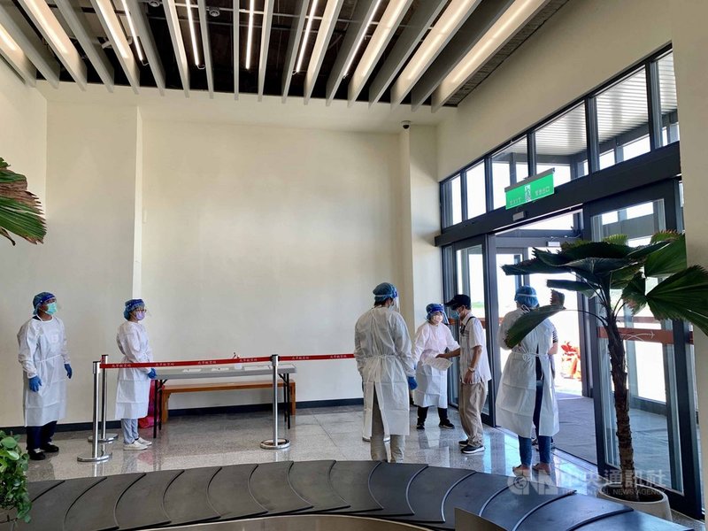 因應COVID-19疫情趨緩,連江縣鬆綁入境快篩措施,5日起入境馬祖,疫苗接種1劑滿14天可免快篩,以及持3日內篩檢陰性報告者免篩。中央社記者邱筠攝 110年10月5日