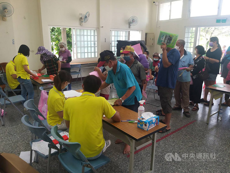 彰化縣溪州鄉公所5日起發放每名鄉民關懷禮金新台幣1000元,接到通知書民眾皆可前往指示地點,排隊領取關懷禮金,希望能照顧到鄉親需求。(溪州鄉公所提供)中央社記者吳哲豪傳真 110年10月5日