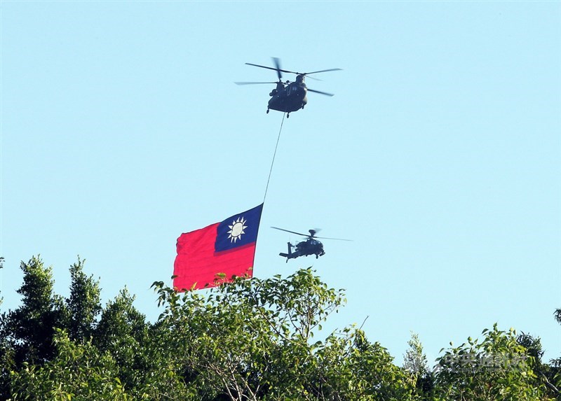 雙十國慶將至,國軍及空勤總隊5日上午再次進行空中全兵力預演,CH-47運輸直升機吊掛18公尺乘12公尺、史上最巨幅國旗通過台北市上空。中央社記者郭日曉攝 110年10月5日