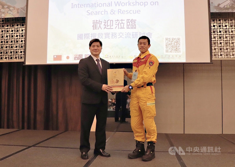 台北市消防局第四救災救護大隊組長劉奎佑(右)將與其他5名各領域英雄代表一同於110年國慶大會中領唱國歌,他5日晚間表示,很榮幸能和其他防疫英雄站在一起。(台北市消防局提供)中央社記者黃麗芸傳真 110年10月5日