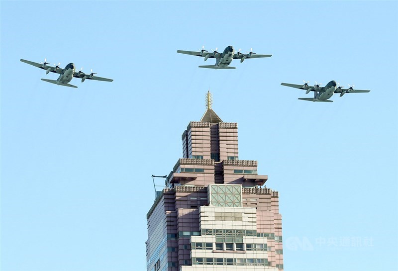 雙十國慶將至,國軍及空勤總隊5日上午再次進行空中全兵力預演,C-130H運輸機編隊飛行,從台北站前地標上空通過。中央社記者郭日曉攝 110年10月5日
