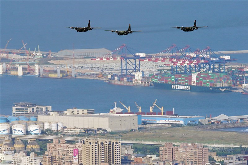 雙十國慶空中全兵力預演5日早晨展開,C-130H運輸機編隊飛行從台北港外海往淡水河口進入台北市上空。中央社記者徐肇昌攝 110年10月5日