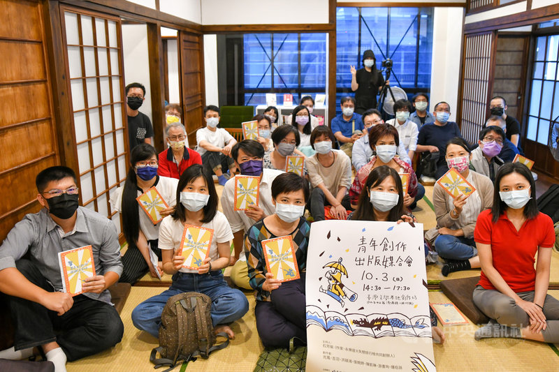 文化部日前於台灣文學基地舉行「青年創作出版媒合會」,邀請109年獲得青年創作獎勵計畫的7名創作者發表最新作品,文化部人文及出版司長陳瑩芳(前排中)、作家石芳瑜(右2)與創作者合影 。(文化部提供)中央社記者邱祖胤傳真 110年10月5日