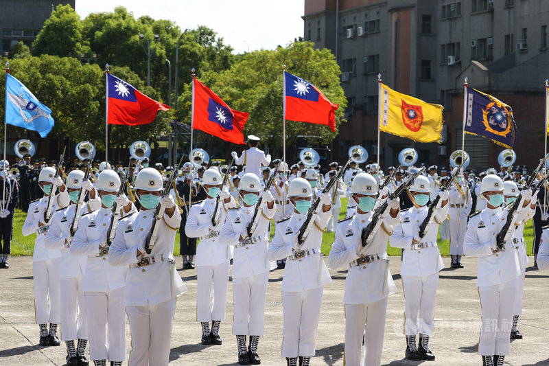 國防部5日舉辦國軍聯合樂隊暨三軍儀隊組曲演奏及花式操槍訓練邀訪活動,儀隊操槍、精準走位,搭配歌曲展現活力。中央社記者謝佳璋攝 110年10月5日