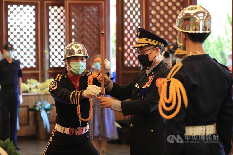 為弔祭歷年因公殉職暨病故員警,警政署5日在台北內湖警察公墓舉行秋祭,由署長陳家欽(中)主祭並率警察代表一同弔祭追緬。(警政署提供)中央社記者黃麗芸傳真 110年10月5日
