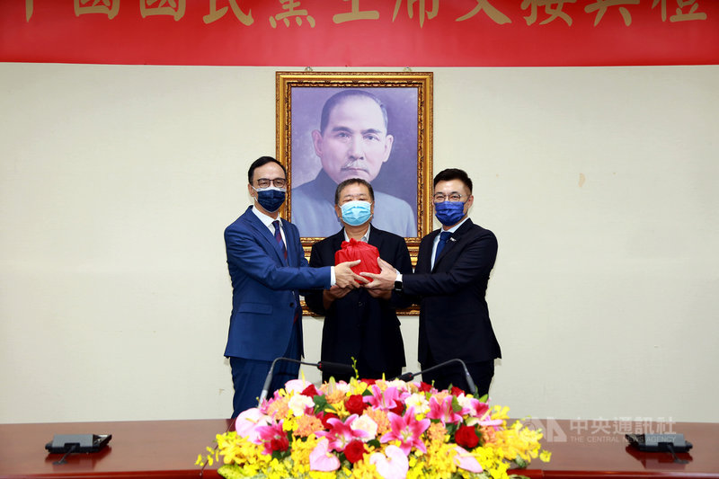 國民黨主席朱立倫(左)5日就任,從前主席江啟臣(右)手上接下印信,朱立倫說,主席選舉結束就是團結、戰鬥的開始;國民黨從今天起,要推動黨員回娘家計畫。(國民黨提供)中央社記者劉冠廷傳真 110年10月5日