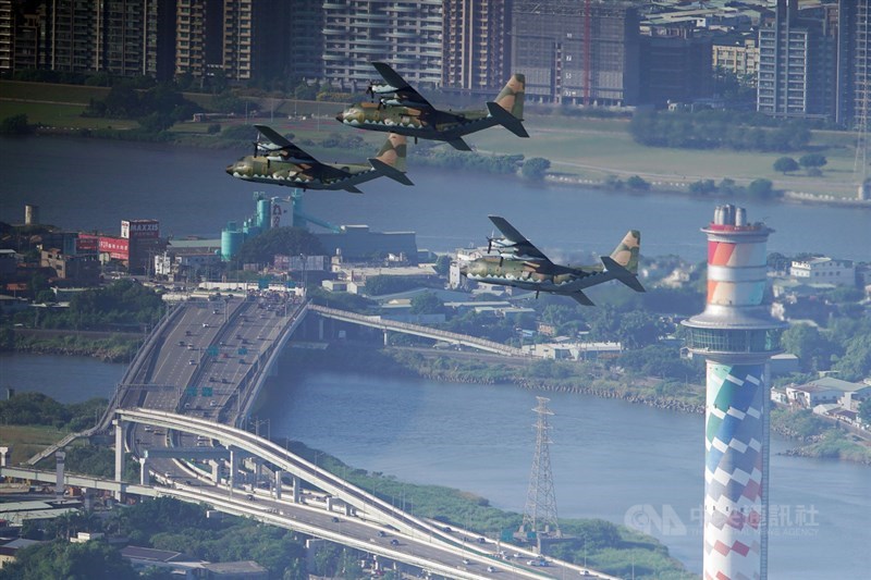 雙十國慶空中全兵力預演5日早晨在台北市上空展開,C-130H運輸機編隊飛行,經過北投焚化爐。中央社記者徐肇昌攝 110年10月5日