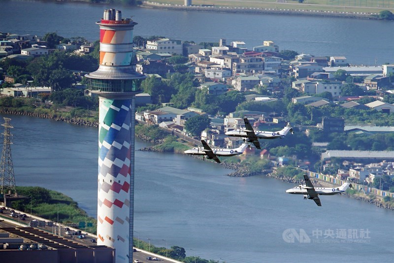 雙十國慶空中全兵力預演5日早晨在台北市上空展開,B-1900C行政專機編隊飛行從淡水河口進入台北市,經過北投焚化爐往總統府方向前進。中央社記者徐肇昌攝 110年10月5日