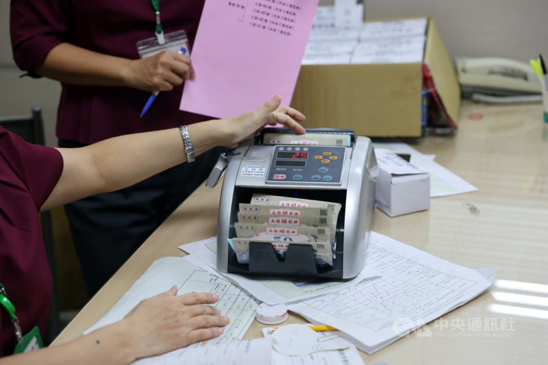 高雄市配合中央振興五倍券發放「高雄券」,高雄銀行4日已將高雄券配送至各戶政事務所,預計全市2萬家以上的合作業者5日上午8時起就能到戶政事務所或是透過配送等方式領券。(高雄市政府提供)中央社記者蔡孟妤傳真 110年10月5日