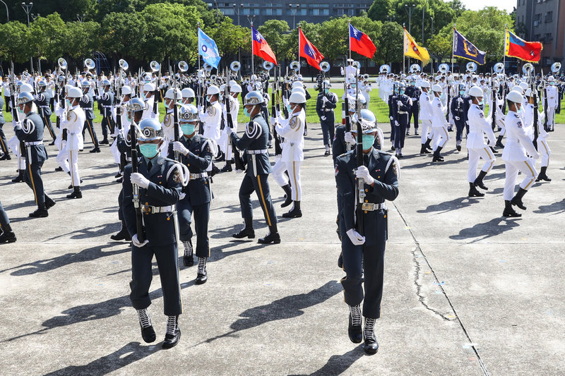 國防部5日舉辦國軍聯合樂隊暨三軍儀隊組曲演奏及花式操槍訓練邀訪活動,儀隊精彩的操演搭配歌曲和走位,令人期待。中央社記者謝佳璋攝 110年10月5日