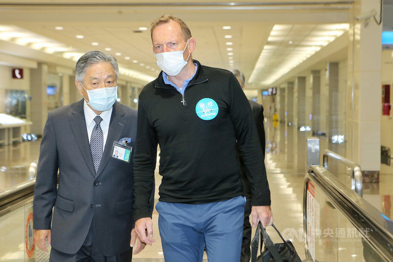 前澳洲總理艾波特(Tony Abbott)(前右)5日下午搭機抵達桃園國際機場,在外交部次長田中光陪同下辦理通關手續,全程未發表任何談話。中央社記者吳睿騏桃園機場攝 110年10月5日