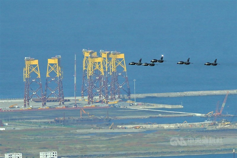 國軍5日舉行空中全兵力國慶預演,5架IDF經國號戰機從台北港外海飛往台北市區。中央社記者徐肇昌攝 110年10月5日