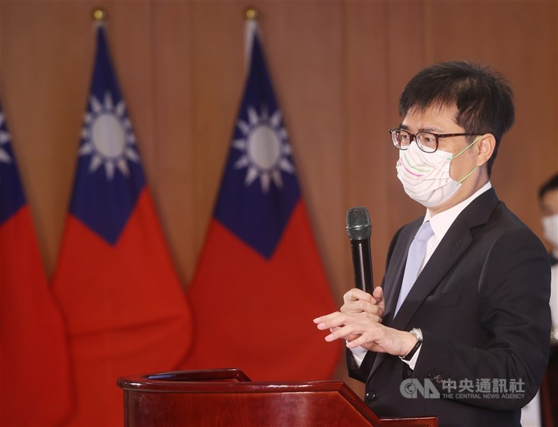 國慶籌備委員會5日上午在立法院舉行記者會,高雄市長陳其邁說明國慶焰火在高雄港區施放,規劃座位數有2萬5000席,從鼓山、鹽埕、前金、苓雅、前鎮、小港到旗津區都看得到焰火。中央社記者鄭傑文攝 110年10月5日