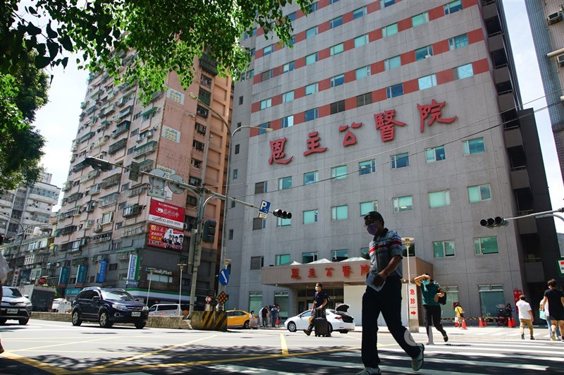 恩主公醫院日前誤對民眾施打BNT原液,遭暫停接種一週,新北市衛生局已同意6日可恢復施打。(中央社檔案照片)