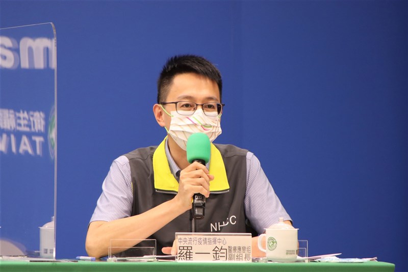 指揮中心醫療應變組副組長羅一鈞今年將參與國慶國歌領唱,他說,希望代表幕後辛苦的防疫夥伴發聲。(指揮中心提供)