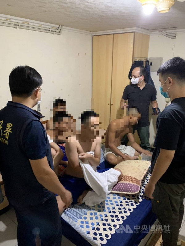 7名逾期居留的越南籍移工4日凌晨在台北市大安區一處攤販用餐,卻因酒後細故爭吵鬥毆,警方獲報到場時均已逃逸,經6小時內追查全數落網。(翻攝照片)中央社記者黃麗芸傳真 110年10月5日