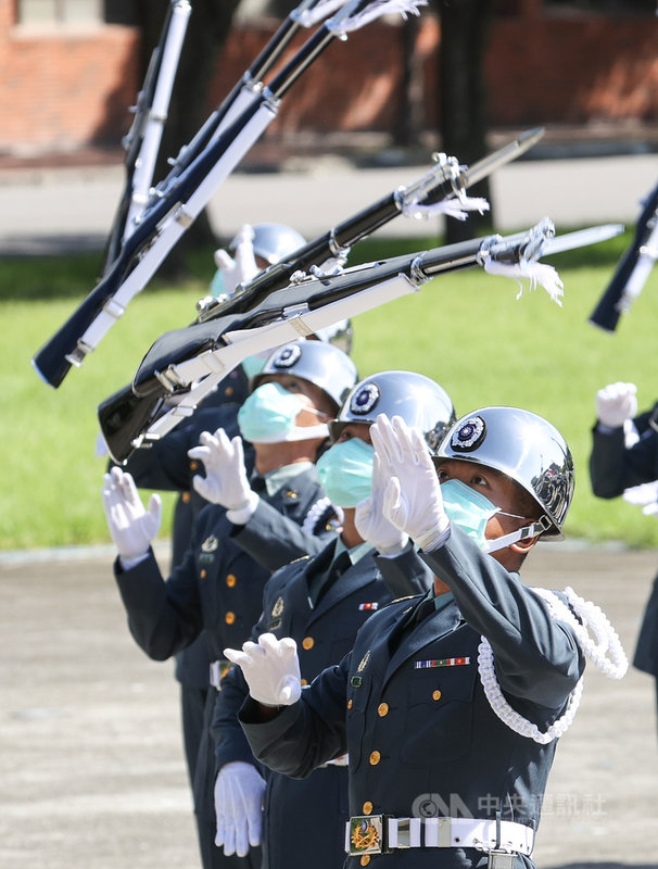 雙十國慶將至,三軍儀隊及聯合樂隊5日齊聚總統府廣場,進行組曲演奏及花式操槍預演,展現平日訓練成果。中央社記者謝佳璋攝 110年10月5日