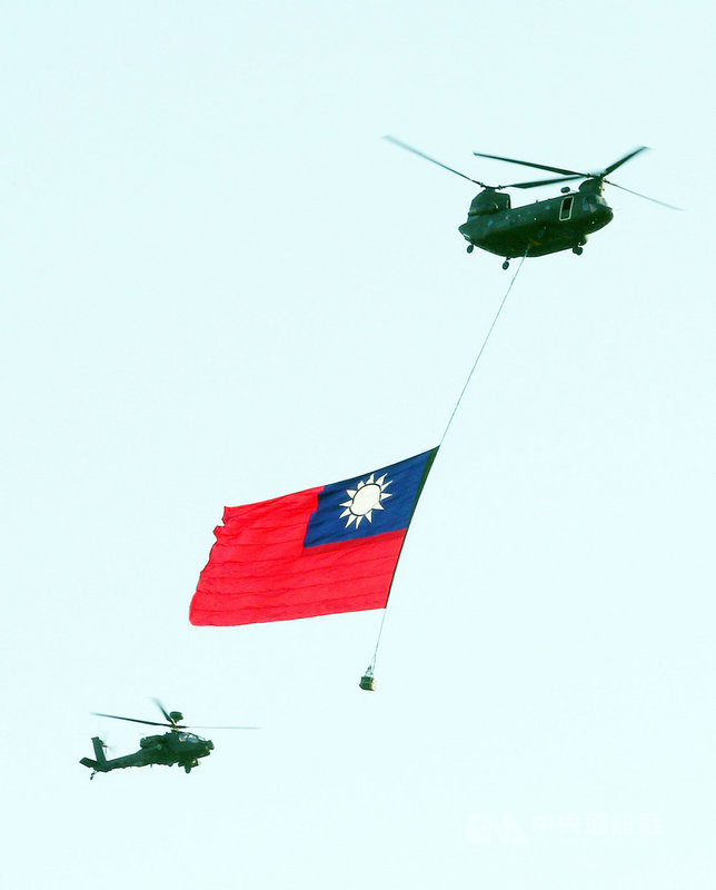 迎接雙十國慶,國軍與內政部空勤總隊5日上午實施全兵力預演,CH-47運輸直升機吊掛巨幅國旗,繞行飛越台北市上空。中央社記者郭日曉攝 110年10月5日