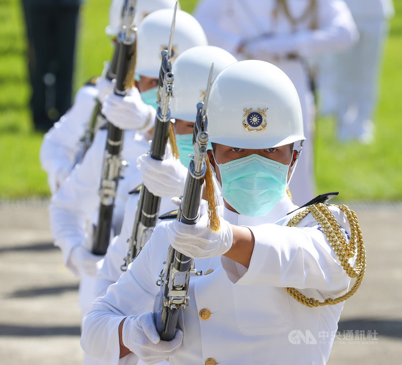 國防部5日舉辦國軍聯合樂隊暨三軍儀隊組曲演奏及花式操槍訓練邀訪活動,儀隊隊員們努力操演,要在國慶典禮上帶來最精彩的演出。中央社記者謝佳璋攝 110年10月5日