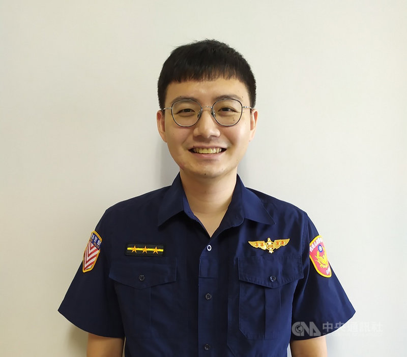 國道警員楊于辰(圖)曾在執勤時遭拖板車撞擊重傷,康復後調回家鄉宜蘭,目前在國道公路警察局第九公路警察大隊交通組服務,對於獲邀在國慶大會上領唱國歌,他說,當時十分驚訝,但仍感到榮幸,欣然接受。(國道公路警察局第九公路警察大隊提供)中央社記者王朝鈺傳真 110年10月5日