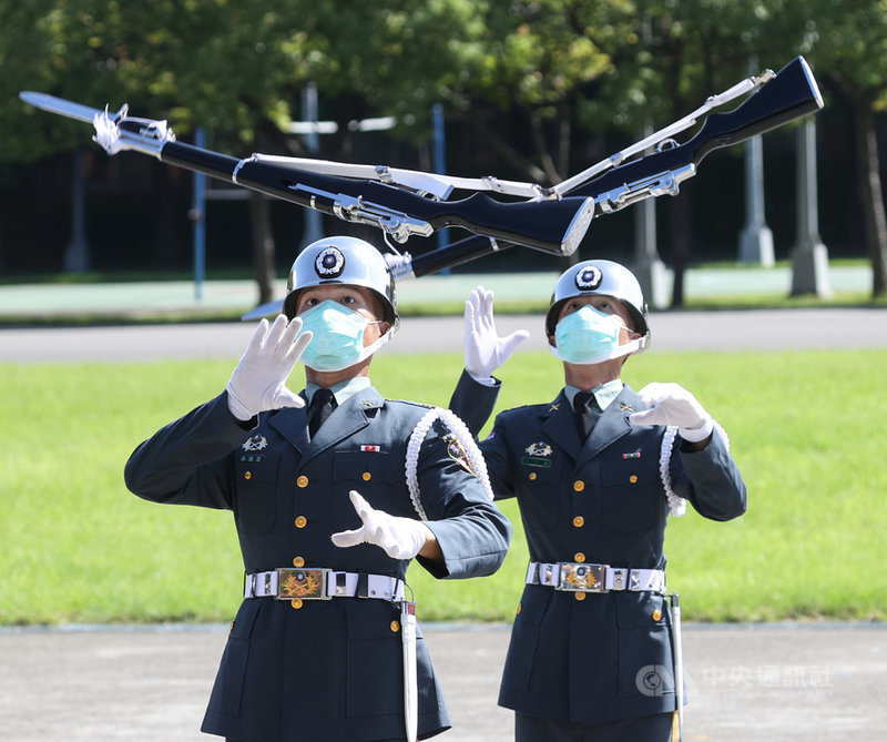 雙十國慶將至,三軍儀隊及聯合樂隊5日齊聚總統府廣場,進行組曲演奏及花式操槍預演,動作整齊劃一。中央社記者謝佳璋攝 110年10月5日