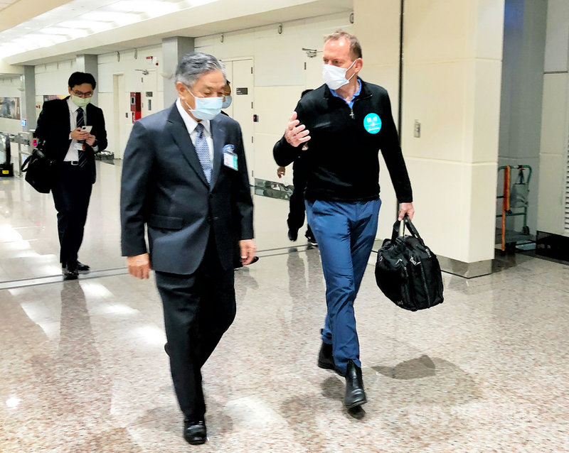 前澳洲總理艾波特(Tony Abbott)(前右)5日下午搭機來台,他日前曾表示「強烈支持」台灣加入CPTPP(跨太平洋夥伴全面進步協定),不過在桃園機場並未發表任何談話;外交部次長田中光表示稍後將發布新聞稿。中央社記者吳睿騏桃園機場攝 110年10月5日