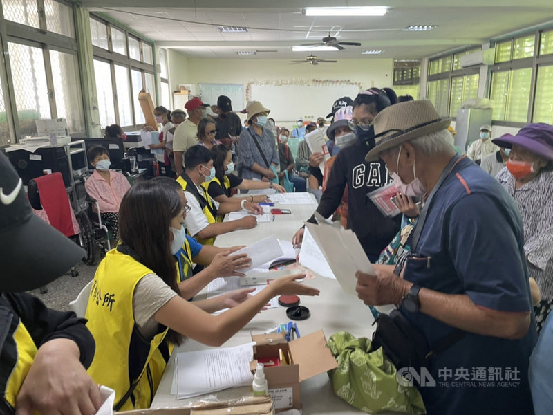 花蓮縣豐濱鄉公所6日表示，受疫情影響，鄉內各行業蕭條，遊客量銳減、生產的一級農漁業通路面臨困境，為降低鄉民生活的衝擊，普發現金1000元。（豐濱鄉公所提供）中央社記者李先鳳傳真  110年10月6日