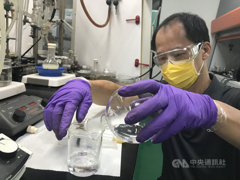 今年54歲的陳偉徵曾遭國立中山大學化學系退學,但他44歲重考入學,再考進材料與光電科學學系博士班,他不僅勤奮苦讀得到全系第一,更獲教授推薦加入半導體記憶卡研究團隊,並於今年順利畢業。(中山大學提供)中央社記者曾以寧傳真 110年10月6日