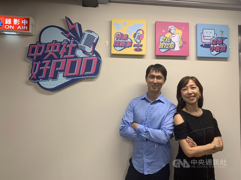 國際影音串流平台TaiwanPlus(Taiwan+)開台至今已逾1個月,執行長蔡秋安(右)接受中央社Podcast節目「特派談新事」主持人廖漢原(左)訪問,分享接手平台後度過的第一個100天。中央社記者張若瑤攝 110年10月6日