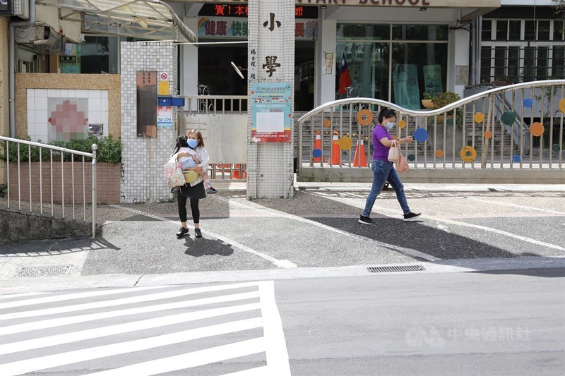 一名40多歲女性副機師6日確診COVID-19,台北市政府表示,她的2個小孩遭匡列,分別就讀2所國小,114名師生列加強版自主健康管理、預防性停課5天。中央社實習記者蕭宇軒攝 110年10月6日