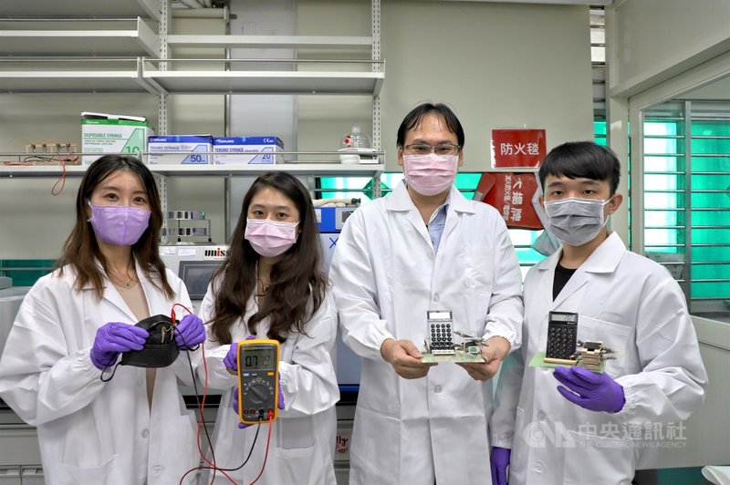 台灣科技大學化學工程系教授葉禮賢(右2)帶領團隊研發「可撓式滴水發電隨身電源」,只要在薄膜一端滴上幾滴水溶液就能發電,製程簡單、價格便宜且可重複使用,獲未來科技獎。(台科大提供)中央社記者許秩維傳真 110年10月6日