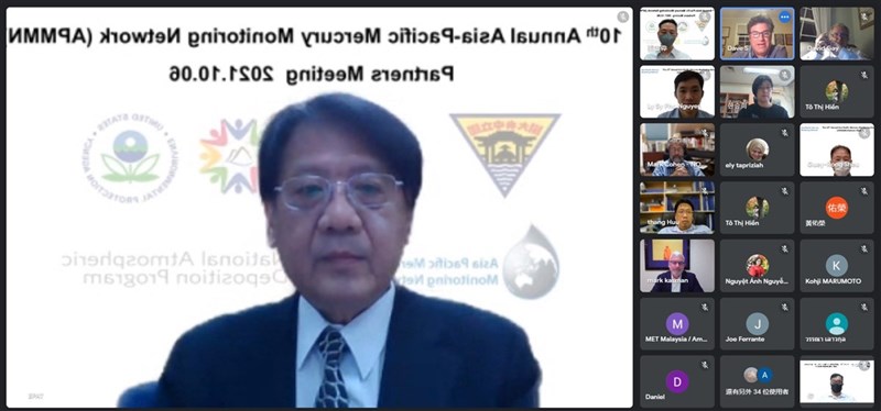 環保署6日以視訊方式辦理「第10屆亞太汞監測網年會」,共有美國、日本、澳洲等21個夥伴國超過60名政府官員及學者參與。環保署副署長蔡鴻德(左)表示,希望與各國建立密切夥伴關係,共同推動汞水俣公約。(環保署提供)中央社記者張雄風傳真 110年10月6日