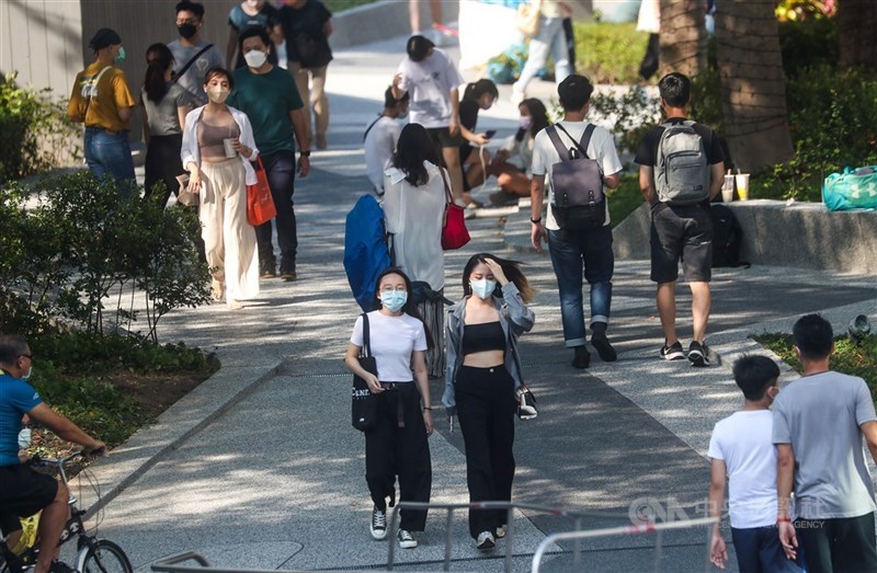 國內疫情穩定趨緩,截至5日已連續6天沒有新增COVID-19本土確診病例。圖為北捷中山站商圈。(中央社檔案照片)