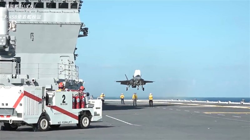 日本10月測試美軍新型F-35B戰機，在「出雲號」護衛艦上起降成功。（圖取自twitter.com/JMSDF_PAO）