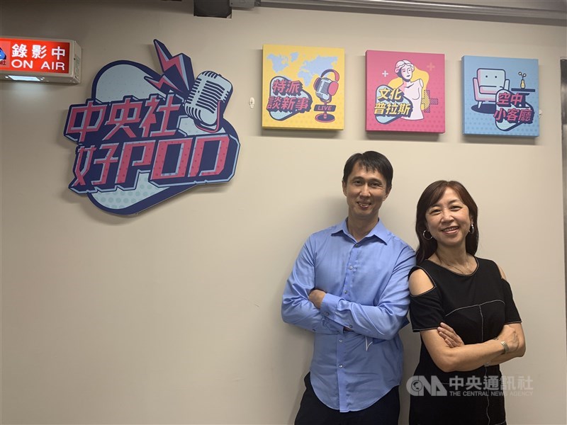 TaiwanPlus開台至今已逾一個月,執行長蔡秋安(右)接受「特派談新事」主持人廖漢原(左)訪問,分享接手平台後度過的第一個一百天。 中央社記者張若瑤攝 110年10月6日