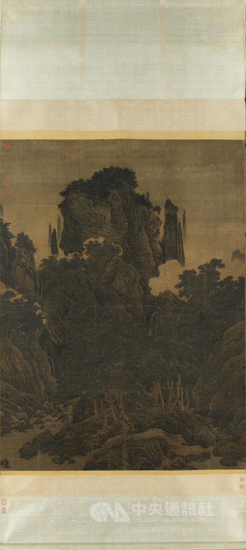 「鎮院國寶—范寬.郭熙.李唐」特展即日起在故宮博物院北部院區展出,李唐的「萬壑松風」,他刻意縮小山的主峰,反而擴大近景樹石的比例,這樣的視角也讓人更能進入畫中世界。(故宮提供)中央社記者王寶兒傳真 110年10月6日